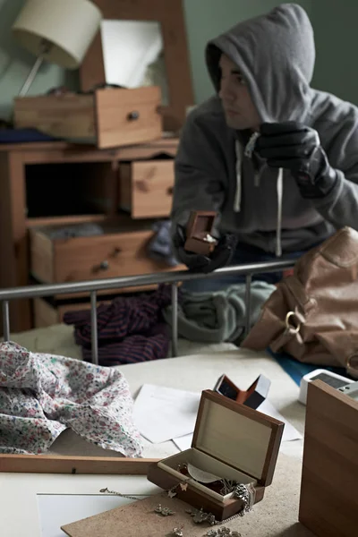 Ladrón robando artículos del dormitorio durante el allanamiento de morada — Foto de Stock