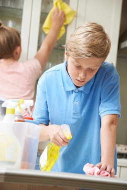 Mutfak temizlik ve ev işleri ile yardımcı çocuklar