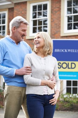 Çift satılan işareti ile dış yeni ev ayakta Olgun