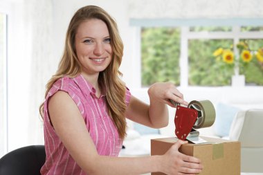 Evde kadın portresi kutusu için gönderimi mühürleme