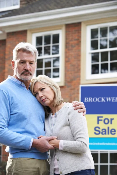 Couple d'âge mûr forcé de vendre à la maison par des problèmes financiers — Photo