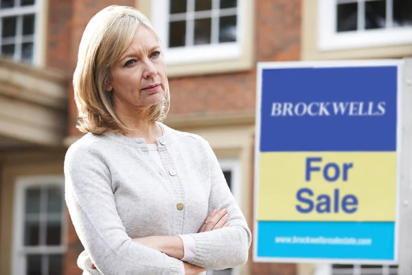 Mature Woman Forced To Sell Home Through Financial Problems — Stock Photo, Image