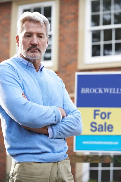 Hombre maduro obligado a vender su casa a través de problemas financieros —  Fotos de Stock