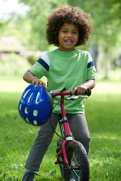 Jeune garçon apprenant à faire du vélo dans le parc — Photo