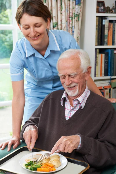 Verzorger Lunch Serveren Aan Senior Man — Stockfoto