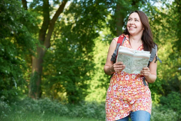 Mujer madura disfrutando de la caminata en el campo — Foto de Stock