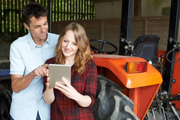 Мужчины и женщины сельскохозяйственных рабочих смотрят на цифровые планшеты — стоковое фото