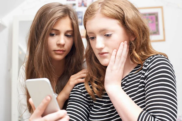 Adolescente chica con amigo siendo intimidado por mensaje de texto —  Fotos de Stock