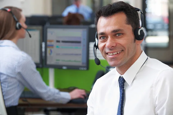 Agente del servizio clienti maschile in call center — Foto Stock