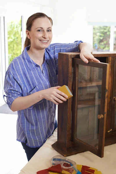 Portrét ženy designovým dřevěný kabinet doma — Stock fotografie