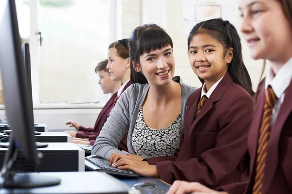 Retrato de alumnos con uniforme en clase de informática con mujer — Foto de Stock