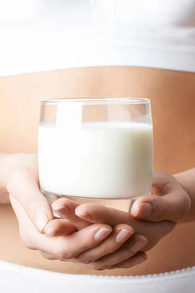 Zbliżenie kobieta nosi bieliznę picie szklanki świeżego mleka — Zdjęcie stockowe