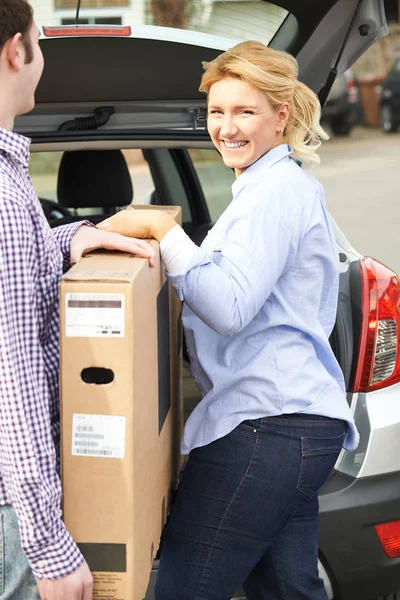Couple Unloading New Television Car Trunk — Stock Photo, Image