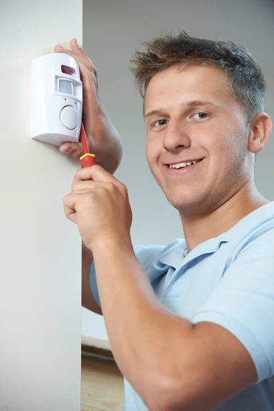 Retrato del consultor de seguridad que monta el sensor de alarma antirrobo en — Foto de Stock