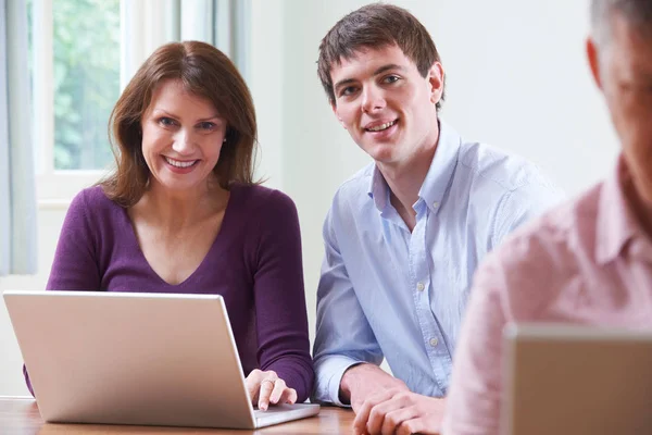 Portret van een volwassen vrouw met Tutor In volwassenenonderwijs klasse — Stockfoto