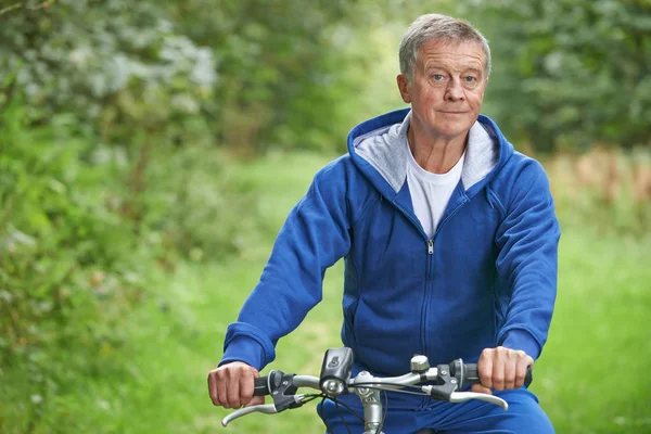 Starší muž líbí jízda cyklus v přírodě — Stock fotografie