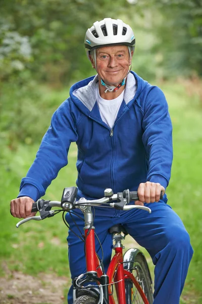 田舎のサイクリングを楽しんでいるシニア男性 — ストック写真