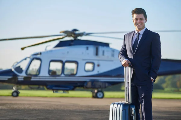 Portrét podnikatele stojícího před vrtulník — Stock fotografie