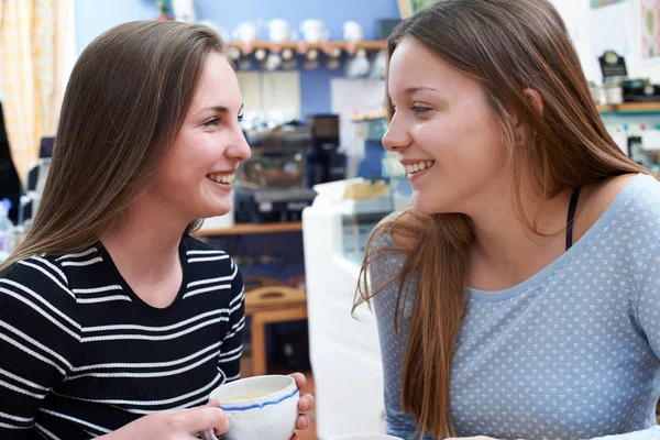 Dos amigas adolescentes se reúnen en el café —  Fotos de Stock