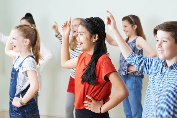 Gruppe von Kindern tanzt im Schauspielunterricht zusammen — Stockfoto