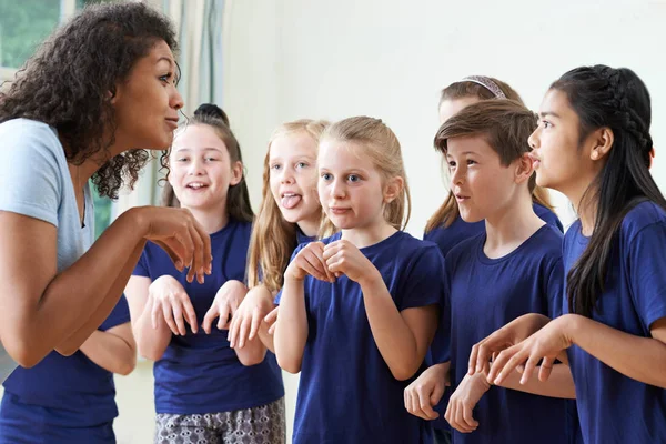 Kindergruppe mit Lehrer genießt gemeinsamen Schauspielunterricht — Stockfoto