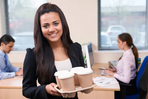 Vrouwelijke stagiair ophalen van koffie In Office — Stockfoto