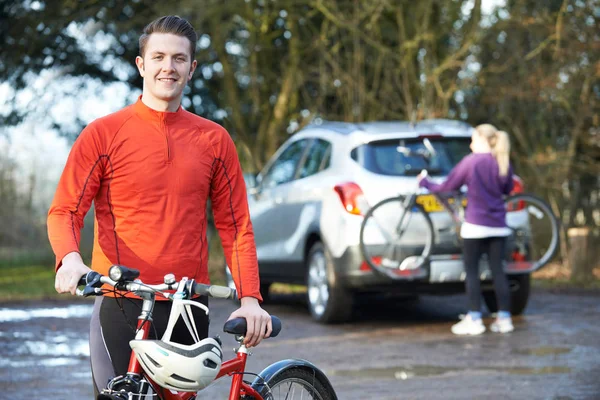 Couple Cycling Taking Mountain Bikes From Rack On Car — Stock Photo, Image