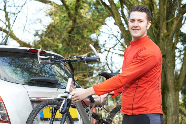 Ciclista tomando bicicleta de montaña de rack en el coche — Foto de Stock