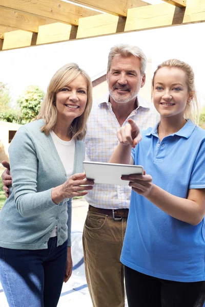 Äldre par diskutera planen med trädgårdsmästare använda Digi — Stockfoto