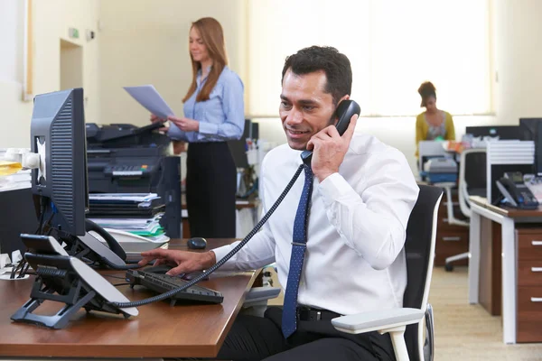 Empresário Fazendo Telefonema Mesa Escritório Ocupado — Fotografia de Stock