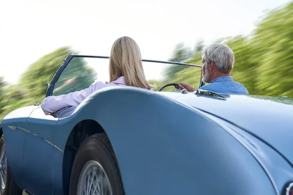 Vue Arrière De Couple Mature Profitant D'un Voyage Sur La Route Dans Classique Ouvert À — Photo