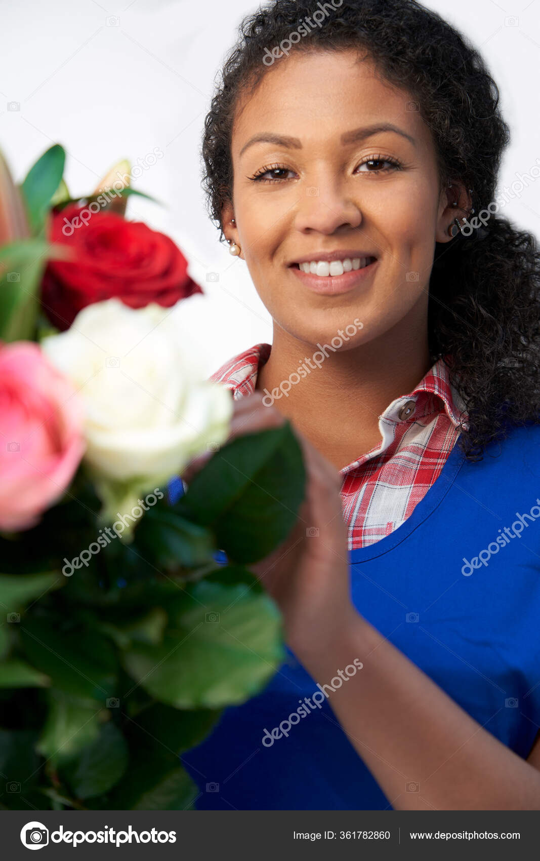 女性花匠的画像在白底背景下布置丁香和玫瑰花束 图库照片 C Highwaystarz