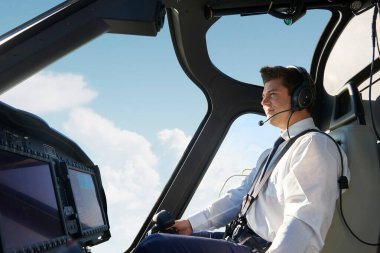 Uçuş sırasında Helikopterin Kokpitinde Erkek Pilot