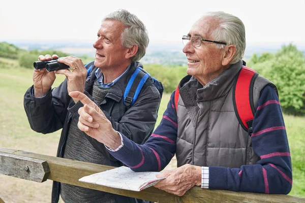 Due Amici Maschi Pensionati Vacanza Piedi Guardando Attraverso Binocoli — Foto Stock