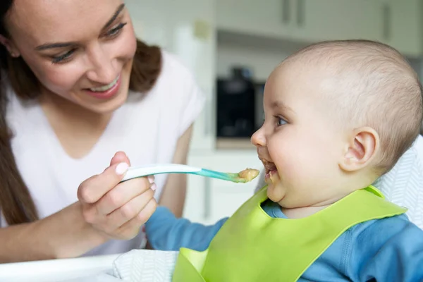 Sorridente Bambino Mesi Casa Seggiolone Essere Alimentato Cibo Solido Madre — Foto Stock