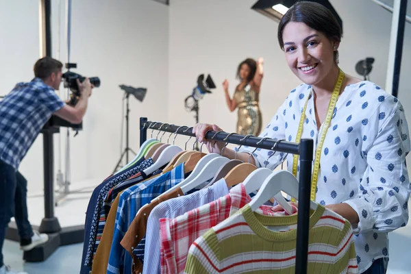 Retrato Estilista Eligiendo Ropa Para Modelo Moda Para Usar Sesión — Foto de Stock