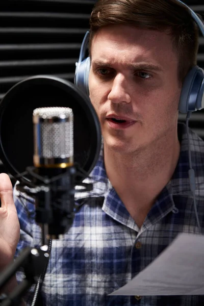 Άντρας Voiceover Καλλιτέχνης Στο Στούντιο Ηχογράφησης Μιλώντας Μικρόφωνο — Φωτογραφία Αρχείου