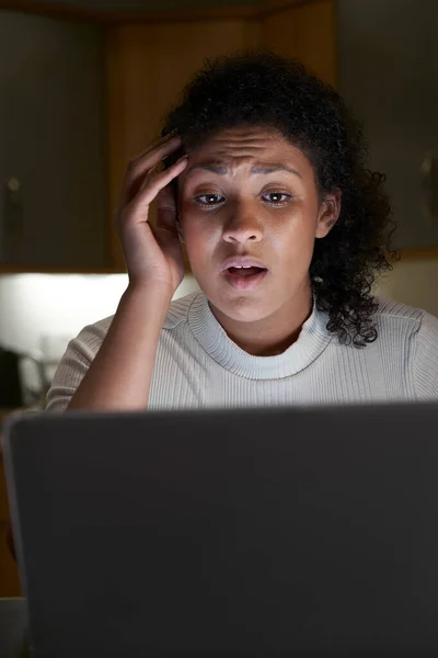 Mujer Infeliz Casa Con Computadora Siendo Intimidada Línea Las Redes —  Fotos de Stock