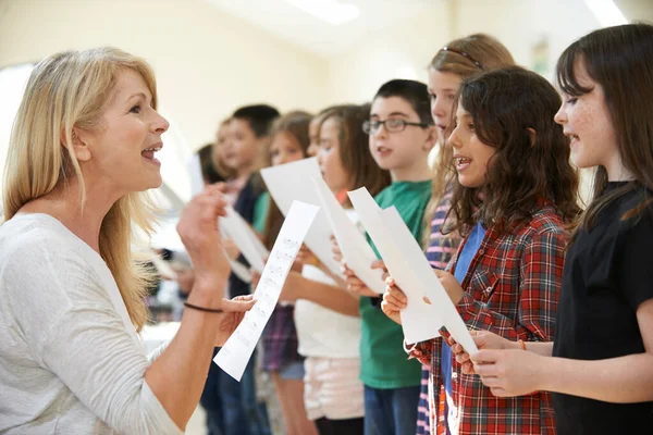Παιδιά Στην Ομάδα Τραγουδιού Ενθαρρύνονται Από Δάσκαλο Στο Σχολείο Στάδιο — Φωτογραφία Αρχείου