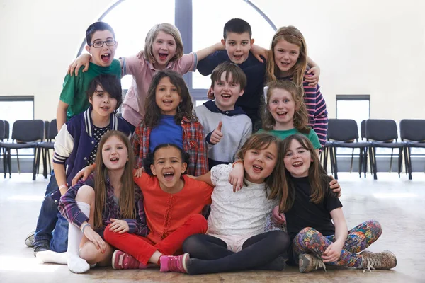 Retrato Del Grupo Niños Disfrutando Del Taller Teatro Juntos — Foto de Stock