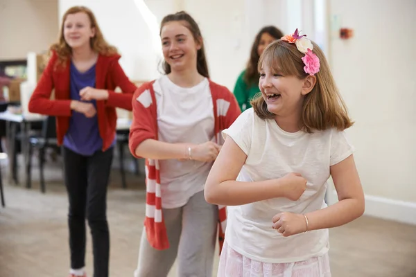 Ομάδα Παιδιών Που Απολαμβάνουν Μάθημα Χορού Στο Σχολείο Σκηνή Μαζί — Φωτογραφία Αρχείου