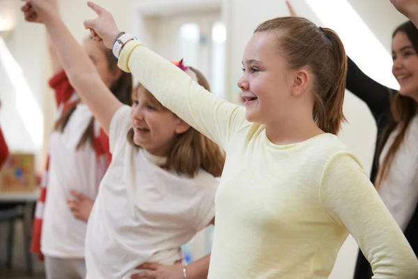 Grupo Niños Disfrutando Clases Baile Escuela Escenario Juntos — Foto de Stock