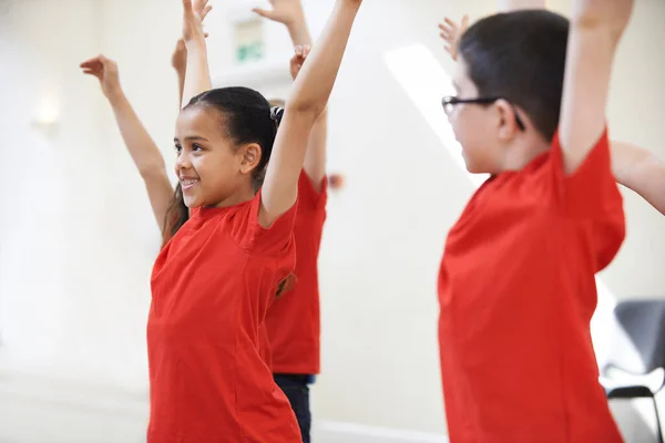 Gruppo Bambini Che Godono Lezione Danza Insieme — Foto Stock