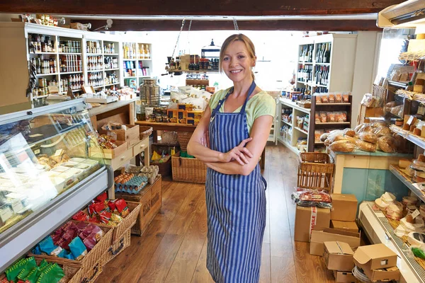 Portrait Femme Propriétaire Charcuterie Debout Dans Boutique Photo De Stock