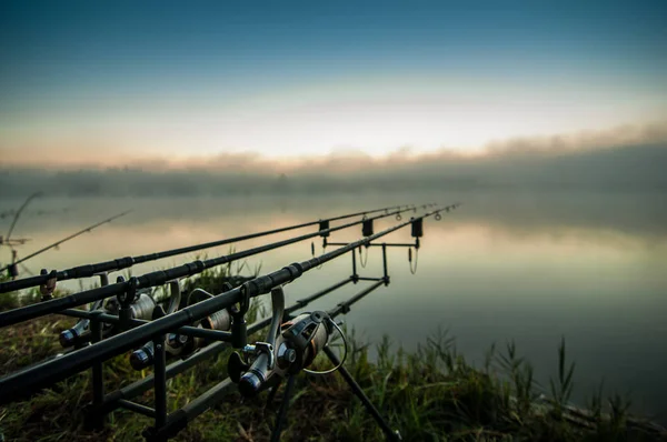 Aventuras Pesca Pesca Carpas Pescador Atardecer Pesca Con Técnica Pesca —  Fotos de Stock