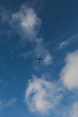 Bulutlu İskoçya 'da uçan uçak