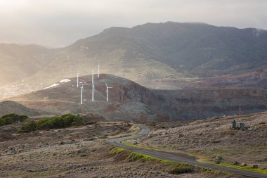Dağlarda elektrik yel değirmeni