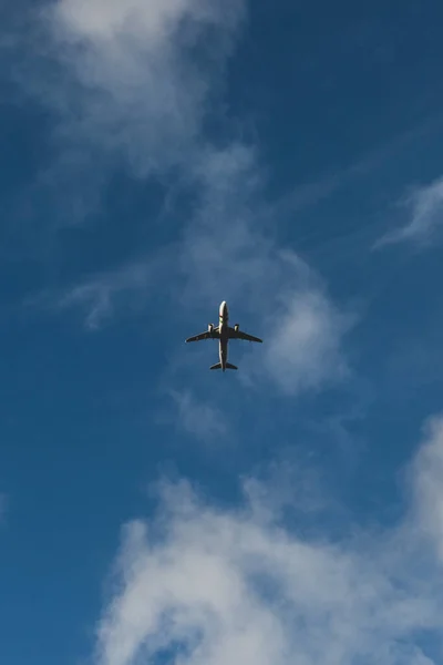 曇り空を飛ぶ飛行機は — ストック写真