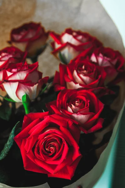 Güzel bir buket kırmızı gül. Sevdikleriniz için Hediye Fikirleri