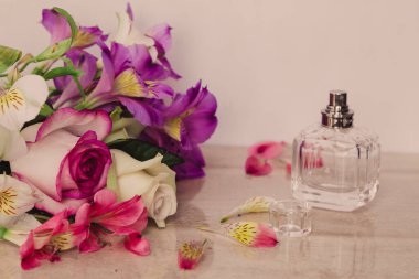 Bayanlar için parfüm ve çiçek kokusu